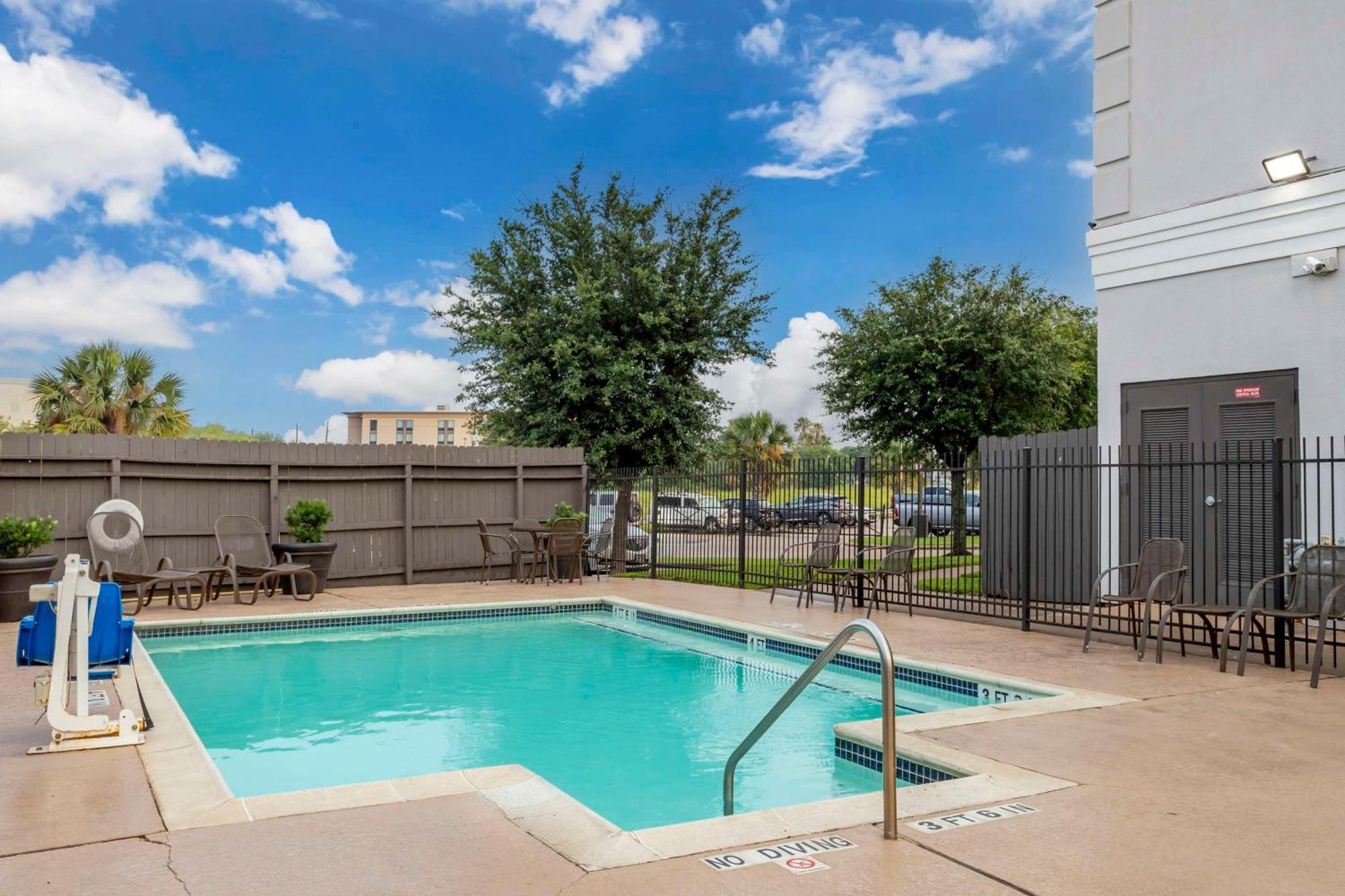 Best Western Plus Hobby Airport Inn And Suites Houston Bagian luar foto